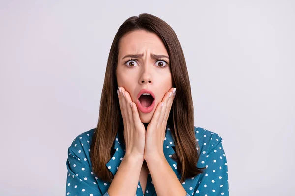 Foto van bang brunette haar millennial dame handen gezicht dragen blauw shirt geïsoleerd op grijze achtergrond — Stockfoto