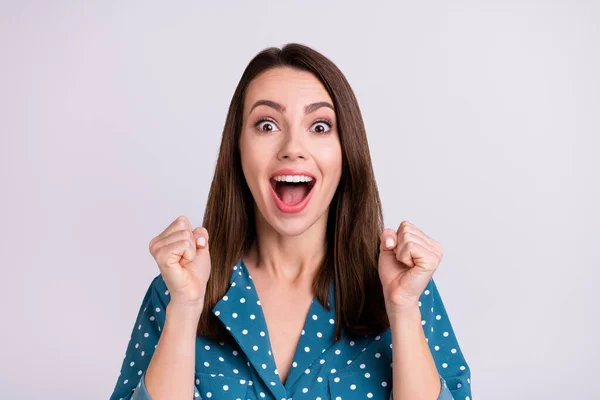 Retrato de menina extática alegre sorte atraente vestindo camisa formal alegrando-se se divertindo isolado sobre fundo de cor pastel cinza — Fotografia de Stock