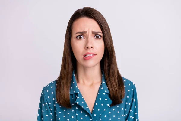 Foto de mujer joven culpable impresionado vestido blusa azul morder labio aislado color gris fondo — Foto de Stock