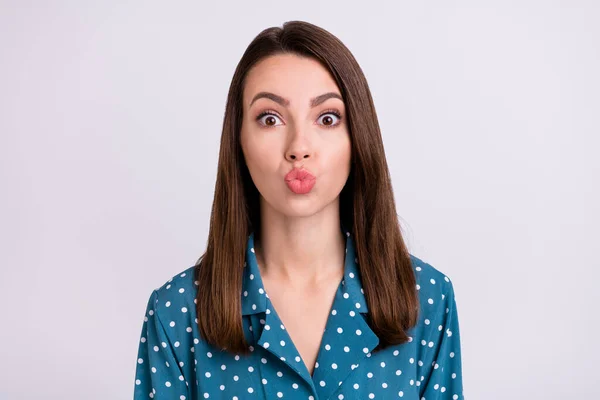 Foto de flerte morena cabelo jovem senhora golpe beijo desgaste camisa azul isolado no fundo de cor cinza — Fotografia de Stock