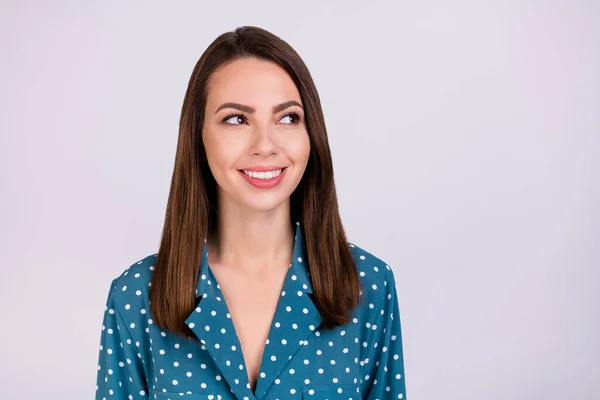 Foto di sognante affascinante giovane donna vestita camicetta blu cercando spazio vuoto sorridente isolato colore grigio sfondo — Foto Stock