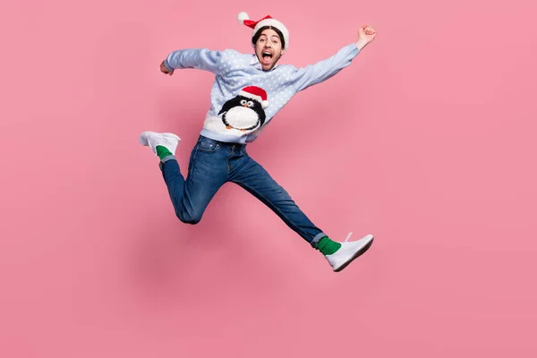 Foto av funky söt gentleman bära nytt år tröja ler hoppa högt rinnande isolerad rosa färg bakgrund — Stockfoto