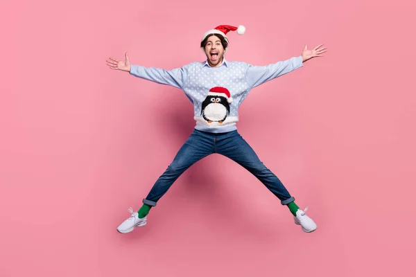 Foto von attraktiven lustigen jungen Mann gekleidet blauen Weihnachtspullover springen wie Sterne lächeln isoliert rosa Farbe Hintergrund — Stockfoto