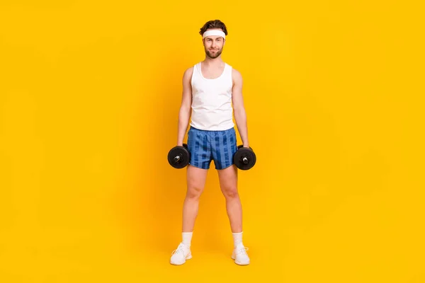Volle Länge Körpergröße Ansicht der attraktiven fröhlichen Kerl Heben Gewicht zu tun Arbeit isoliert über helle gelbe Farbe Hintergrund — Stockfoto