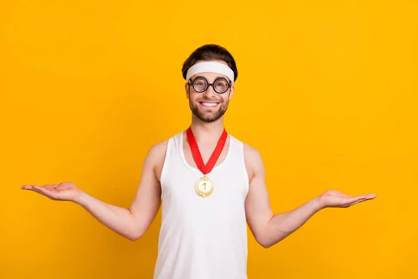 Retrato de bonito alegre cara nerd segurando em palmas copiar espaço pesar balança balança isolado sobre brilhante cor amarela fundo — Fotografia de Stock