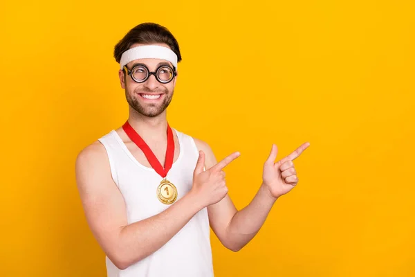 Retrato de chico alegre guapo nerd demostrando espacio de copia ad look idea aislado sobre fondo de color amarillo brillante — Foto de Stock