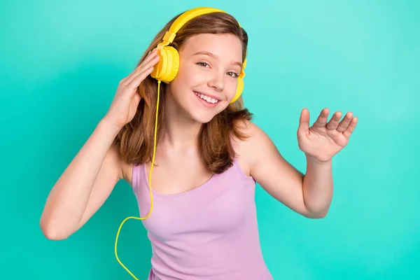 Foto Porträt Mädchen lächelt fröhlich Musik hören in Kopfhörer isoliert lebendige Krickente Farbe Hintergrund — Stockfoto