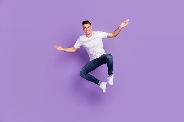 Pleine longueur photo de joyeux jeune homme heureux sauter vers le haut drôle humeur funky actif isolé sur fond de couleur violette — Photo