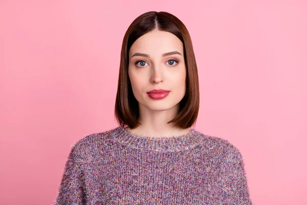 Foto di affascinante bruna donna d'affari sguardo fotocamera usura maglia maglione isolato colore rosa sfondo — Foto Stock