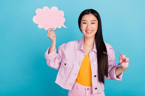 Portret van aantrekkelijke vrolijke meisje met kaart kopiëren ruimte ad advertentie oplossing geïsoleerd over helder blauwe kleur achtergrond — Stockfoto