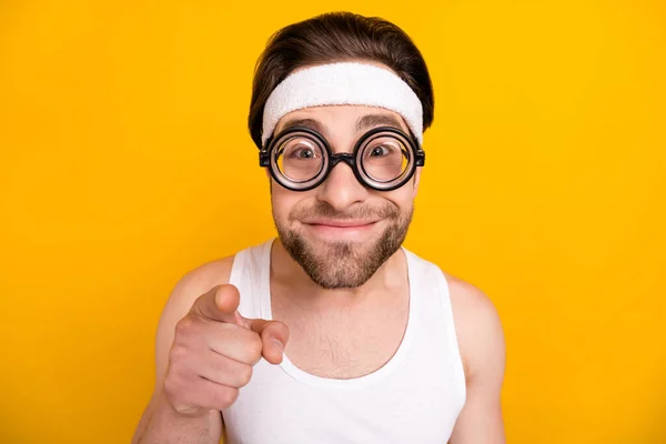 Retrato de atraente alegre engraçado cara nerd desportista apontando para você isolado sobre brilhante cor amarela fundo — Fotografia de Stock