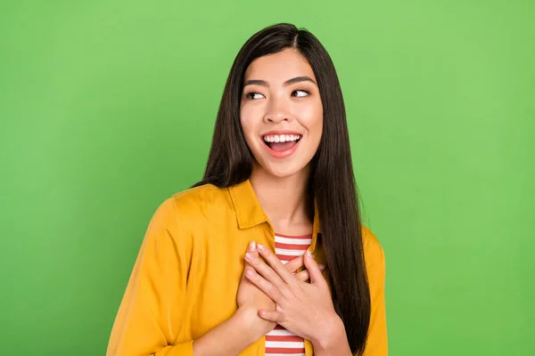 Foto de hooray morena peinado joven dama mirada espacio vacío desgaste camisa amarilla aislada sobre fondo de color verde pastel —  Fotos de Stock