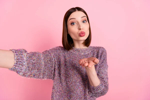 Foto van romantische blogger dame maken selfie verzenden lucht kus slijtage gebreide trui geïsoleerde roze kleur achtergrond — Stockfoto