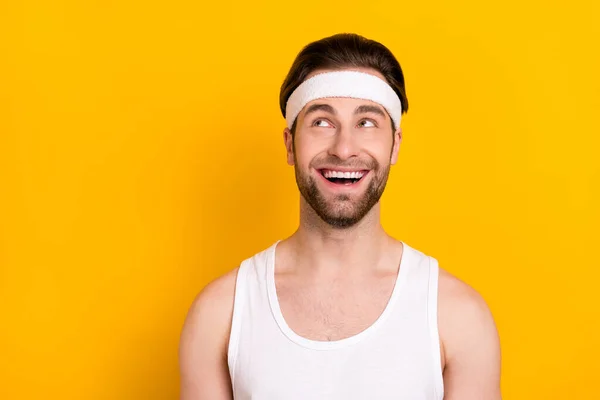 Porträt von attraktiven erstaunt fröhlichen Kerl Sportler Schaffung Lösung isoliert über helle gelbe Farbe Hintergrund — Stockfoto