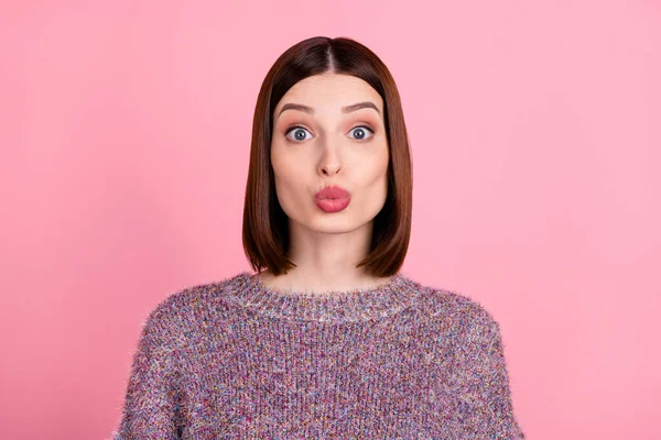 Photo romantique affectueuse dame d'inspiration envoyer baiser air porter pull tricoté isolé fond de couleur rose — Photo