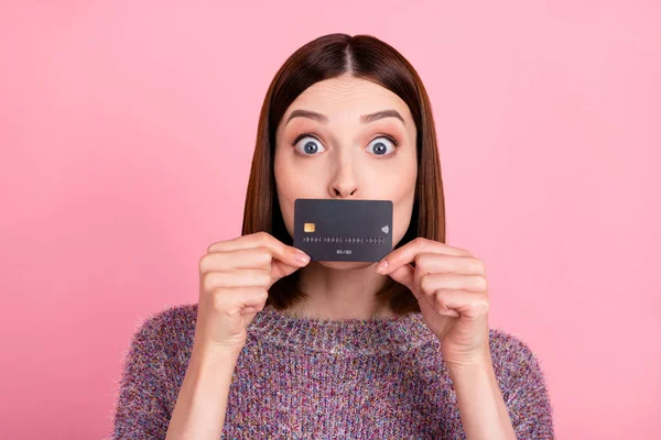 Foto av galen mållös dam hålla betalkort täcka munnen slitage stickad pullover isolerad rosa färg bakgrund — Stockfoto