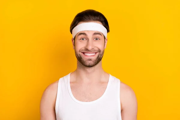 Porträt von attraktiven fröhlich fröhlichen Kerl Sportler gute Laune isoliert über leuchtend gelben Farbhintergrund — Stockfoto