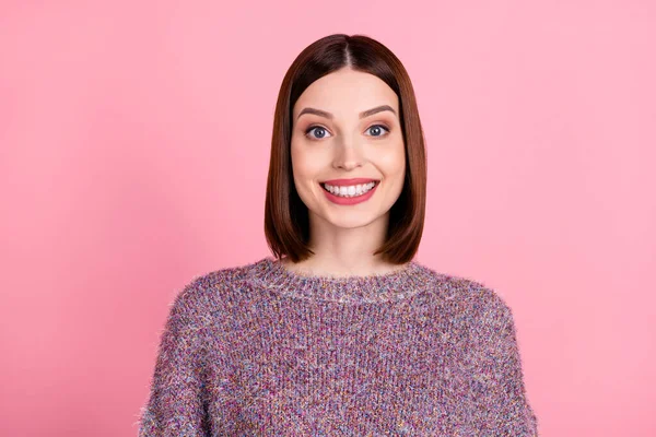 Foto de bastante adorable señora alegre dentadura radiante sonrisa desgaste jersey de punto aislado de color rosa fondo —  Fotos de Stock