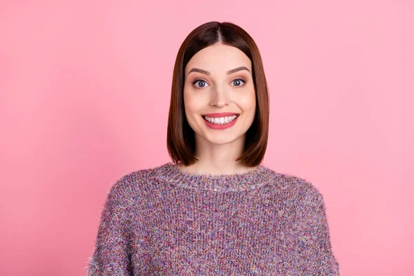 Foto av ganska bedårande glad dam toothy strålande leende bära stickad tröja isolerad rosa färg bakgrund — Stockfoto