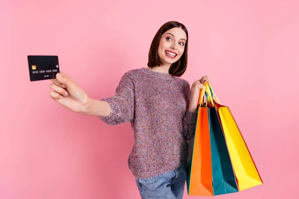 Foto av härlig kund dam betala kreditkort köpa kläder slitage stickad pullover isolerad rosa färg bakgrund — Stockfoto
