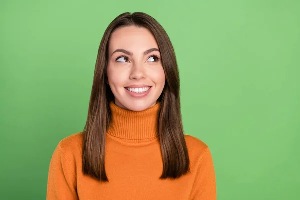 Foto Porträt Frau trägt lässiges Outfit lächelnd suchen Kopierraum isoliert pastellgrüne Farbe Hintergrund — Stockfoto
