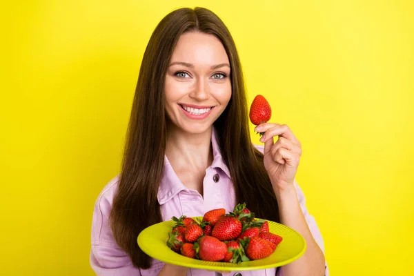 Photo portrait jeune femme gardant assiette avec des fraises heureux joyeux isolé vibrant fond de couleur jaune — Photo