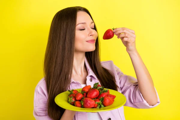 Retrato de menina alegre sonhador atraente comer morangos frescos menu saudável isolado sobre fundo de cor amarela brilhante — Fotografia de Stock