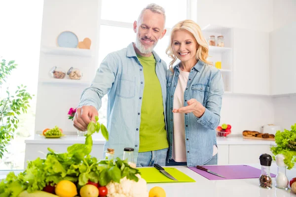 Foto av två glada gott humör mogna gift par gör frukost förbereda måltid vegan ingrediens inomhus — Stockfoto