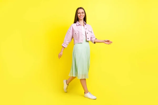 フル長いボディサイズビューの魅力的な陽気な女の子歩く良い気分絶縁上の明るい黄色の色の背景 — ストック写真