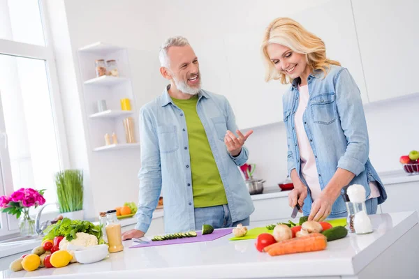 Foto av söta charmiga mogna älskare klädda jeans skjorta talar matlagning välsmakande maträtt leende inomhus rum hem — Stockfoto
