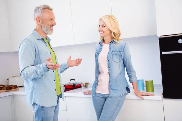 Foto de casal idoso encantador ocupado usar camisa jeans sorrindo discutir problemas dentro de casa quarto — Fotografia de Stock