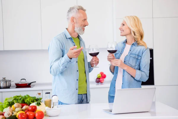 Foto de alegre bom humor sorrindo casal têm data noite celebrar aniversário beber vinho falando uns com os outros — Fotografia de Stock