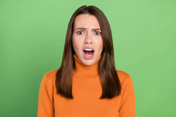 Foto mulher retrato vestindo roupa casual irritado irritado isolado pastel cor verde fundo — Fotografia de Stock