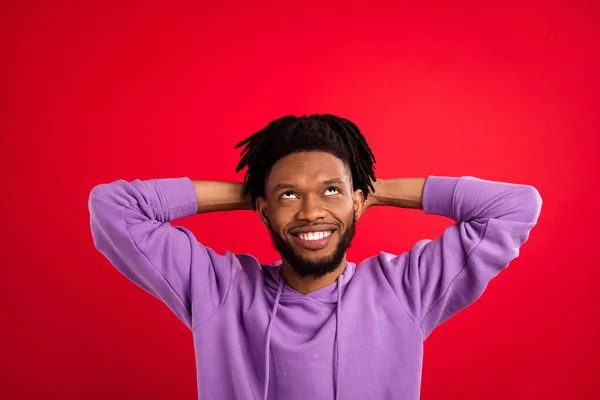 Foto portret man met dreadlocks glimlachen op zoek naar lege ruimte geïsoleerde levendige rode kleur achtergrond — Stockfoto