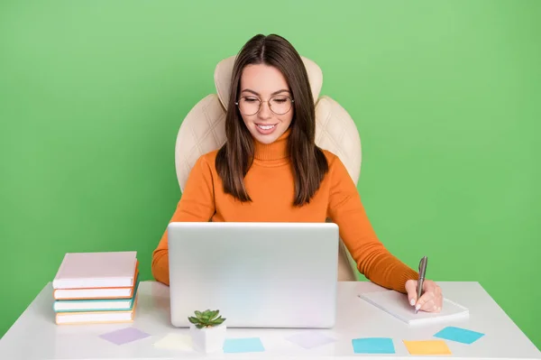 Porträt der attraktiven fröhlich fokussiert qualifizierte selbstbewusste Mädchen arbeiten Schreiben To-do-Liste Planung isoliert über hellgrünen Farbhintergrund — Stockfoto