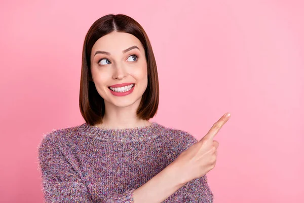 Foto de senhora inteligente interessada indicar indicador vazio espaço desgaste malha camisola isolado cor-de-rosa fundo — Fotografia de Stock