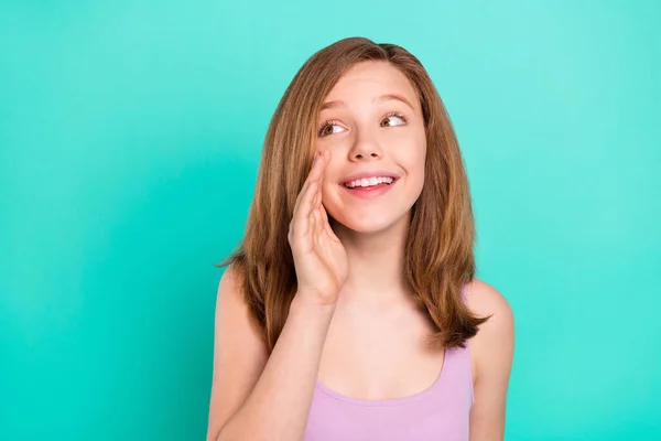 Foto del lindo peinado rubio niña contar ropa secreta superior violeta aislado sobre fondo de color verde azulado — Foto de Stock