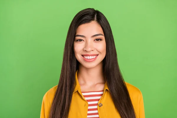 Foto van charmante aantrekkelijke jonge vrouw goed humeur glimlach gezicht geïsoleerd op groene glans kleur achtergrond — Stockfoto