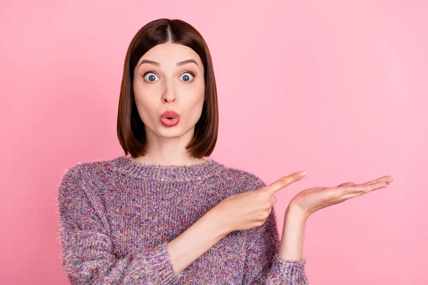 Foto de senhora bonito dedo direto mão segurar espaço vazio omg reação desgaste malha camisola isolado cor rosa fundo — Fotografia de Stock