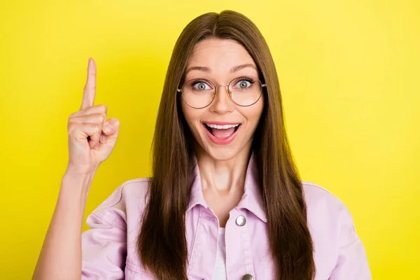 Foto de la inteligente morena peinado joven dama apuntar usar gafas camisa rosa aislado sobre fondo de color amarillo —  Fotos de Stock