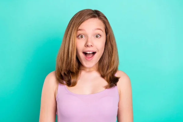 Foto de peinado marrón impresionado niña pequeña use top violeta aislado sobre fondo de color verde azulado — Foto de Stock