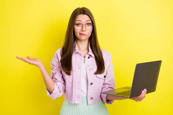 Портрет привлекательной невежественной девушки копирайтер с помощью ноутбука изучения веб изолированы на ярко-желтый цвет фона — стоковое фото