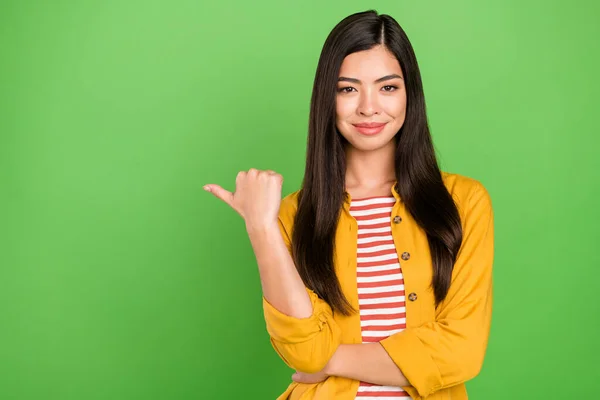 Foto de linda morena penteado millennial senhora ponto vazio espaço desgaste camisa isolada no fundo de cor verde — Fotografia de Stock