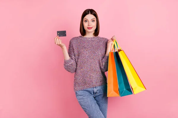 Foto da senhora shopaholic segurar sacos de loja de cartão de crédito desgaste pulôver de malha isolado cor rosa fundo — Fotografia de Stock