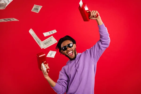 Fényképezés portré férfi mosolyog visel napszemüveg lövés bankjegyek levegő elszigetelt élénk piros háttér — Stock Fotó