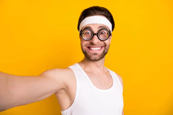 Selbstporträt von attraktiven fröhlich funky guy Nerd Sportler gute Laune Spaß isoliert über leuchtend gelben Farbhintergrund — Stockfoto