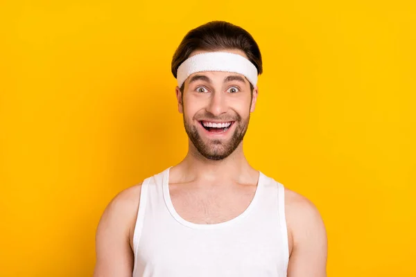 Porträt von attraktiven erstaunt fröhlich Kerl Sportler gute Laune isoliert über helle gelbe Farbe Hintergrund — Stockfoto