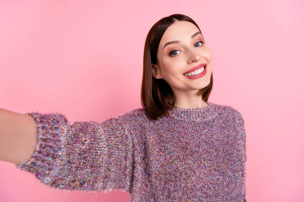 Foto da blogueira positiva senhora tirar selfie sorriso branco brilhante desgaste camisola de malha isolado cor de fundo rosa — Fotografia de Stock