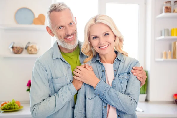 Foto de alegre sonriente buen humor pareja casada esposa y marido abrazo abrazo abrazo uno al otro cómoda armonía —  Fotos de Stock