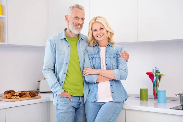 Foto de casal marido e mulher abraço abraço abraço relaxante na sala de cozinha desfrutando fim de semana juntos — Fotografia de Stock